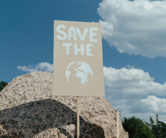 Bord met de tekst Save the Earth